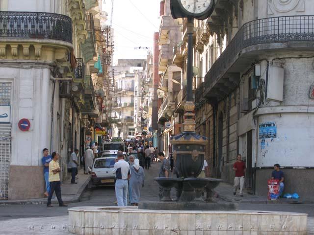 VOYAGE ORAN SEPTEMBRE 2006 306 15 sept.06 - matin -RUE ARAGO DEPUIS PLACE DES VICTOIRES.JPG